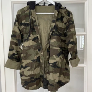 Jacka - En kamouflage färgad typ av jacka med svart luva!💗 har använt ett fåtal gånger och ör därför i nyskick!💗💗 den är i xxs upplevs som xs/s i storleken!!💗