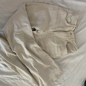 Jeans - Super fina utsvängda jeans från zara 🍸