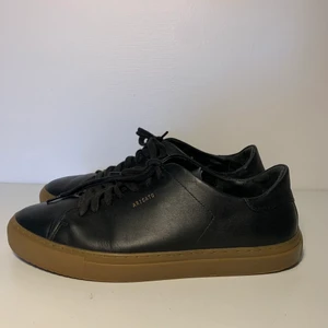 Axel Arigato Skor - Säljer mina Arigato skor som är väl använda, därför säljer jag dom billigt.  Ni får gärna lägga lägre bud!