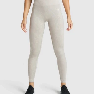 Gymshark träningstights - Helt oanvända gymsharktights XS  ADAPT ANIMAL SEAMLESS LEGGINGS Nypris 600 kr  https://se.gymshark.com/products/gymshark-adapt-animal-seamless-leggings-butterfly-grey  XS passar både en xs och en s 
