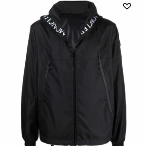 En svart Moncler regn jacka  - Storlek S, skick 9/10