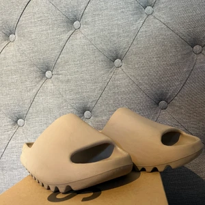 Yeezy slides - Säljer mina Yeezy slides pure, i storlek 43, anstånds 1 gång. Frakten står köparen för! Mvh jacob 