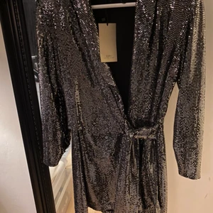 Zara byxdress silver medium lapparna kvar - Helt oanvänd med lapparna kvar. Är storlek medium 