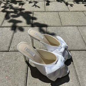 NLY shoes vita med rosett - Fina sommarklackar i strl. 38. I använt skick men fina fortfarande.