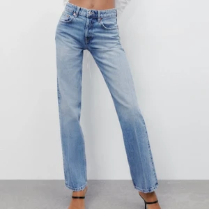 SLUTSÅLDA zara mid straight jeans - Beställde byxor från zara (storlek 36) som nu är slutsålda överallt, även på hemsidan. De är alla i olika nyanser av blå samt helt oanvända med alla lappar på. Säljer för 250kr/st + frakt!