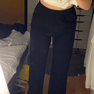 Svarta byxor med slits - Svarta byxor med slits, köpta från shein, aldrig använda men super fina och sköna. Ficka på vars en sida.