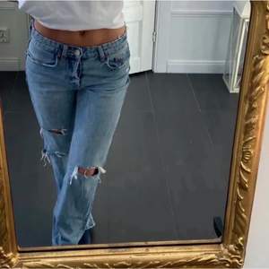 Slutsålda lågmidjade jeans från zara med 3 hål. Jätte snygga och väl använda, kontakta om du är intresserad! Köpta för 359kr