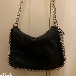 Svart tiamo väska stl M - Säljer en svart tiamo väska i stl M som har använts ett fåtal gånger, köpte för 500kr säljer för 150 plus frakt! Fler bilder och information finns hos mig privat!💗💗