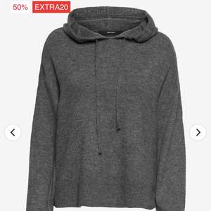 Jättefin stickad hoodie från Vero Moda, använd max 4 gånger och är sparsamt använd. Använder inte den längre då jag har en liknande, den passar så bra in både som myshoodie, eller till både köpenhamnsstil eller sthlmsstil🙌🙌  frakt ingår