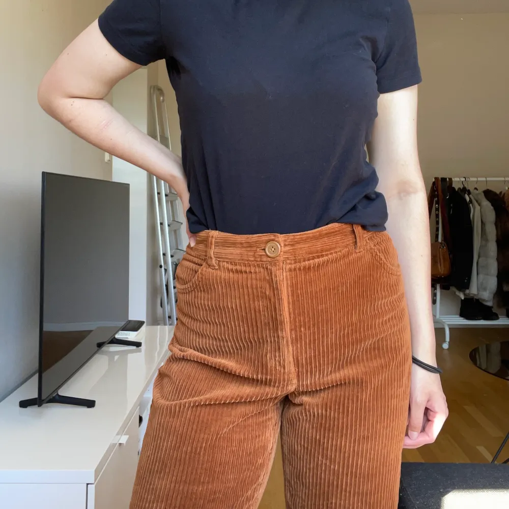 Retro manchesterbyxor i brunt. Jag är 171cm för längdreferens.. Jeans & Byxor.