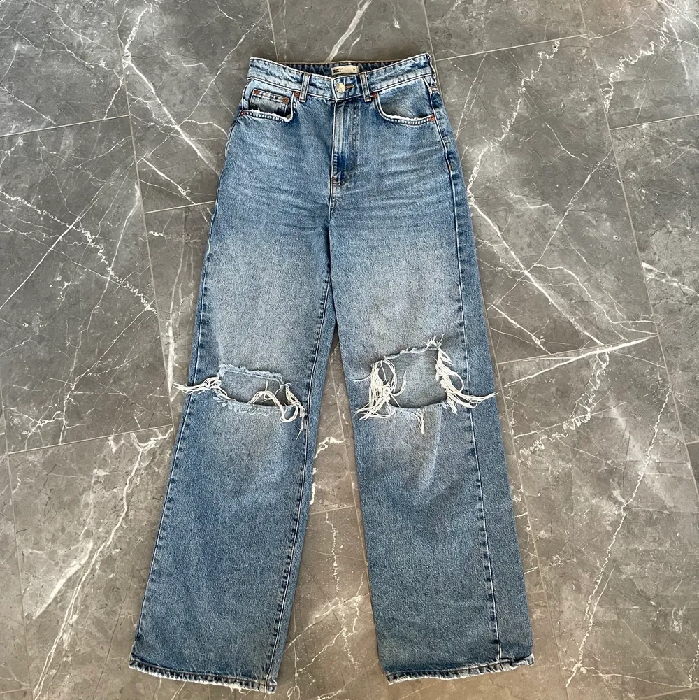 Säljer nu ett par jeans från Gina i storlek 36 men funkar som 38! Säljes då dem inte längre kommer till användning tyvärr.💕 köparen står för frakt. . Jeans & Byxor.