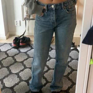 Middle Rise jeans  - Nu säljer jag mina middle rise straight jeans som är ifrån zara i str 36. De är passlig längd för någon som är 165som jag. Använd ett fåtal gånger. Hör av er vid intresse och frågor❤️‍🔥 frakt tillkommer 📦