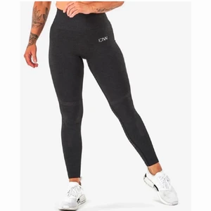 Iciw queen mesh - Mörkgrå tights från iciw i modell queen mesh. Sitter väldigt bra på och glider inte ner. Formar även kroppen väldigt fint. Storlek M men passar oxå S. De är i bra skick, skriv privat för egna bilder:) Köpta för 699kr