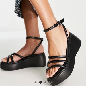 Nya höga sandaler från ASOS - Nyinköpta sandaler från ASOS i storlek 36. Använda endast 2 gånger. Säljer dom då det inte känns som min stil. Höjd på sula: 6,2cm Kan hämtas i Stadshagen eller Alvik i Stockholm annars kan jag skicka men då står köparen för frakten :) 