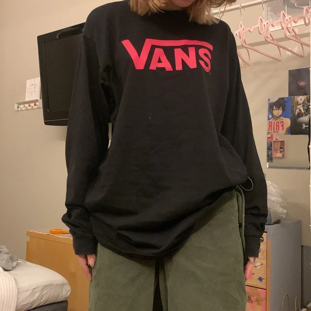 Fin oversized vans tröja med röd-rosa text, storlek L. Paidat.