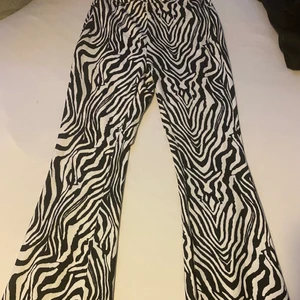 Utsvängda byxor  - Använt fåtals gånger. Storlek XS från SHEIN. 