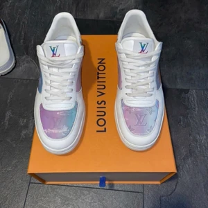 Louis Vuitton  - Tjena! Säljer mina sällsynta LV prisma sneakers. Det är i strl 45 men passar också 44. Det tillkommer både box, kvitto osv. Priset är inte hugget i sten!!