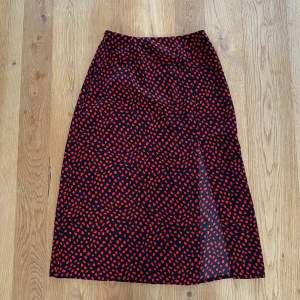 Lång kjol från SHEIN, svart med röda prickar. Storlek 34/XS. Använd vid ett par tillfällen, så som i nyskick! 