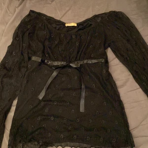 tröja  - Fin svart tröja som är mönstring! Den är i storlek M