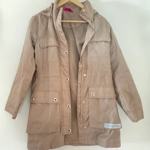 KappAhl brun vårjacka - Denna jacka är perfekt för vårens ostadiga väder med regn och vind. Den har både dragkedja och knappar.  