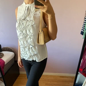 Fin topp - Fin modern topp perfekt till ett par kostymbyxor passar en S, nyskick 