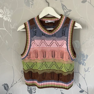 Zara stickad vest stl S - Köpt på Zara i augusti förra året för ca 350kr. Säljer då det inte riktigt är min stil. Endast använd 1 gång💗 Jag har i vanliga fall stl XS men denna passar mig bra. Hör gärna av er om ni har några frågor💕