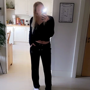 Juicy coutour byxor  - Säljer mina juicy coutour byxor, fint skick de är som nya:) köpte dem för 1200kr.