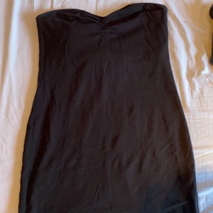 Bandeau klänning - Säljer denna fina bandeau klänningen