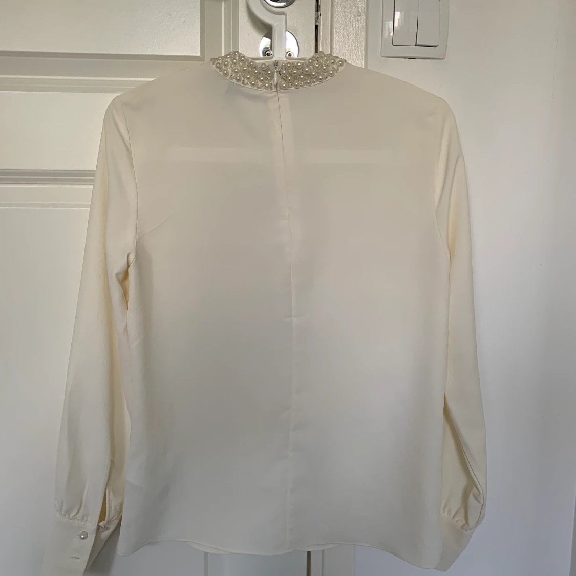 Vit blus med pärlor i kragen - 90