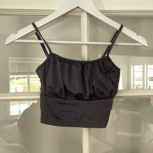 Topp - Jättefin topp med lite mer tyg upptill. Svart och träningsmaterial!💗