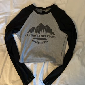 Tröja - Jättegullig tröja, aldrig använd! Väldigt tunn då jag skulle säga att det är som en långärmad t-shirt <3