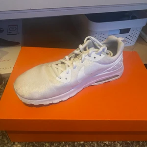 Nike  - Inte så använda, vita sneakers från Nike  Nike air