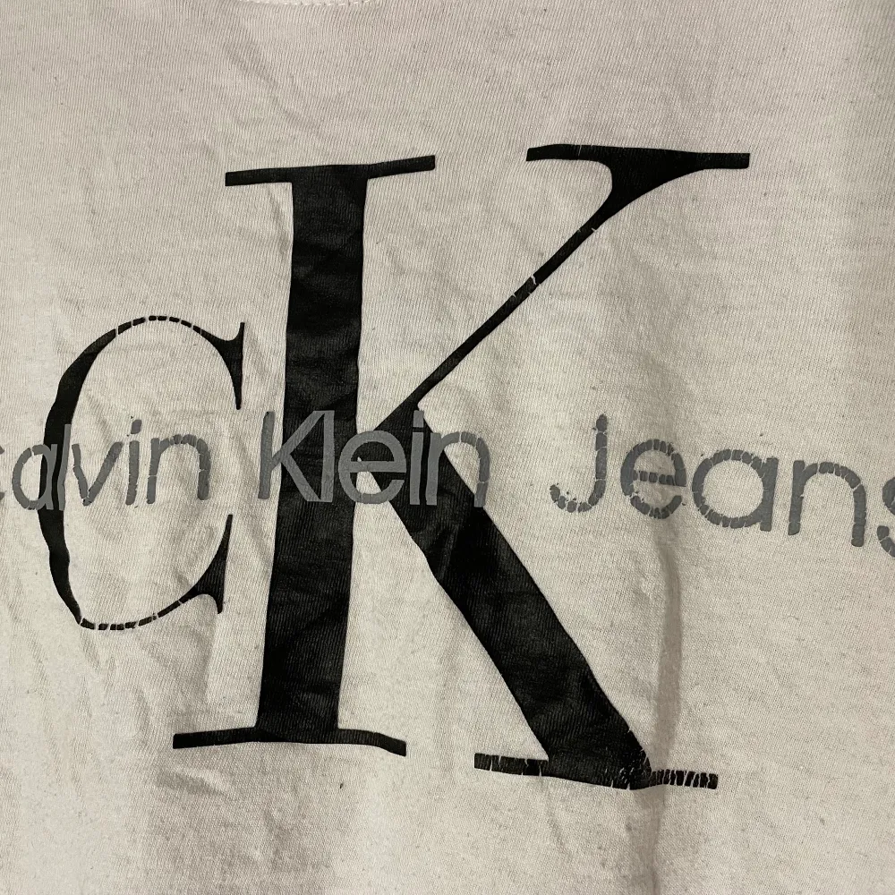 Vit Calvin Klein t-shirt med tryck. T-shirts.