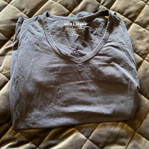 Jack & Jones - Här har du en marinblå tröja från Jack & Jones som jag själv inte har använt alls utan bara ligger i garderoben. Skicket är otroligt bra och säljs endast för 70kr. Köparen står för frakten 