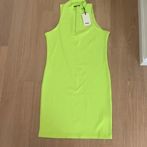 Klänning  - Ny klänning från Bik Bok med lappen kvar, storlek L men skulle passa även M säljer den efter som jag har bytt still 