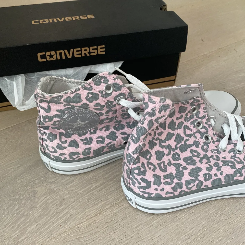 Helt nya Leopard rosa converse, oanvända! Slutsålda, köpta för 1400kr säljer för 900kr💘Kan diskutera pris skriv för fler bilder🫶🏼 strl 40 men passar en 38-49. Skor.