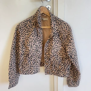 Jeans jacka i beige leopard - Storlek: S