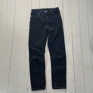 Svarta jeans - Svarta raka jeans från monki, varsamt använda! Hör av dig vid funderingar!💞🌟