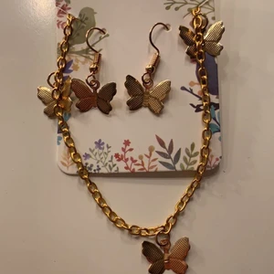 Fjärils örhängen och halsband - Aldrig används och du får både halsbandet och örhängena!  Ny pris är: 49 kr 