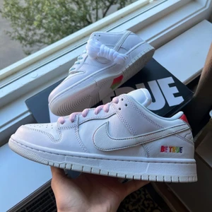 Nike SB Dunk Low Pro ”Be True” - wts  Nike SB Dunk Low Pro ”Be True” Storlek 42,5  Pris 1599kr Helt nya o oanvända. Finns i Göteborg/frakt  Kvitto o refs finns. 