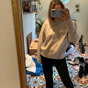 Stickad polotröja - Stickad polotröja från Bershka i så skönt material, aldrig använd. Beige, Strl S! Köparen står för frakt!