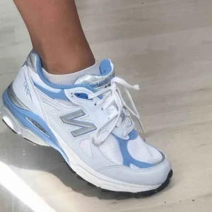 NewBalance 990v3 babyblue💙 - Säljer mina NewBalance 990v3 babyblue då jag ej använder dem längre. Bilden är från förra ägaren och dem är fortfarande i samma skick som på bilden💙