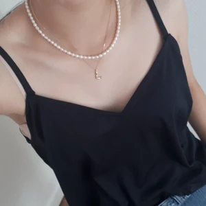 Svart satintopp - Svart topp / linne i satinliknande material som känns lyxig ;) Passar perfekt till middagar / fest och är lätt att klä upp och ner eftersom den är svart och en "basic-piece" att ha i garderoben! Lite för stor för mig dock som brukar ha XS i sådana toppar.