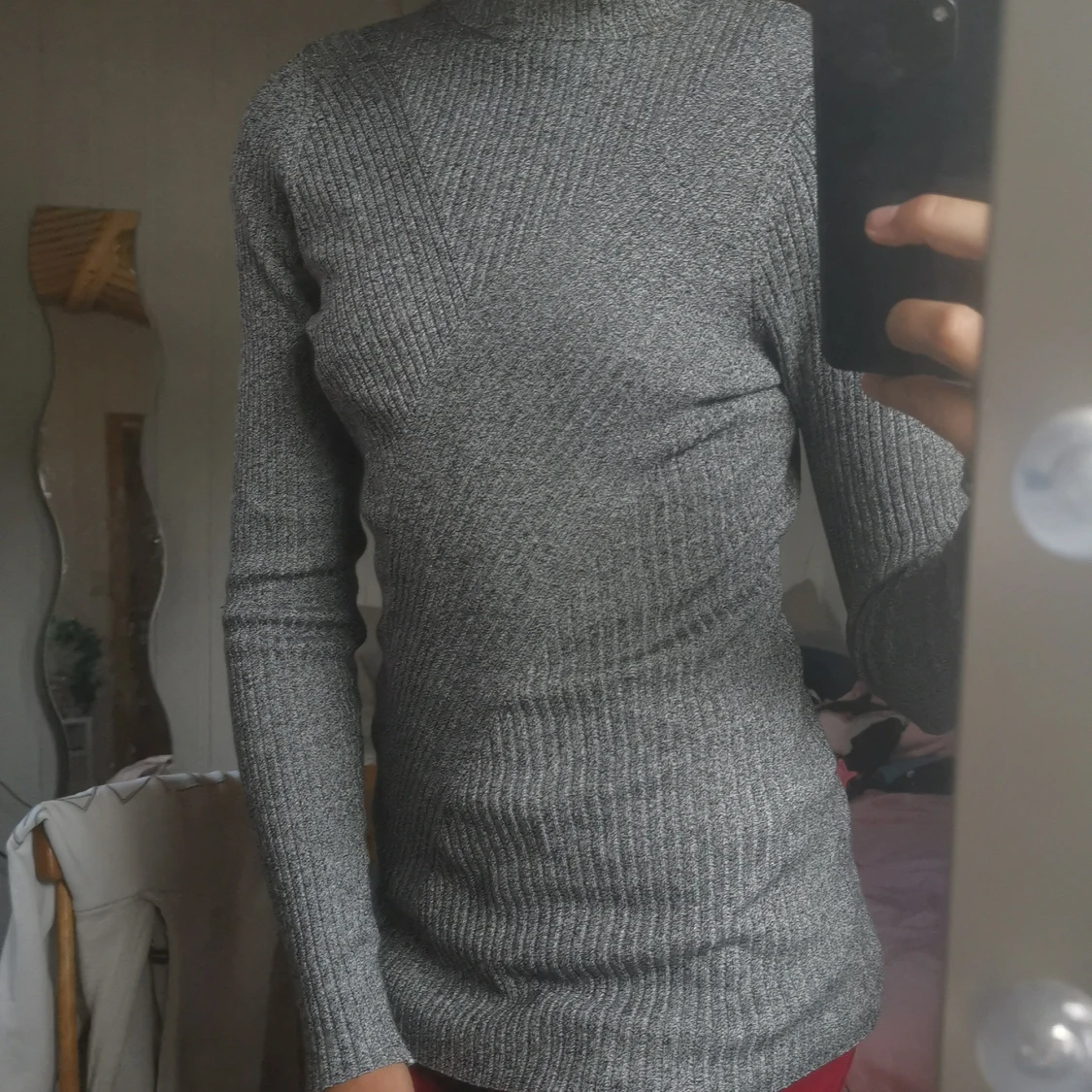 Grå lång ermad tröja