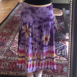 Tie-dye klänning - Jättefin klänning från Thailand som funkar toppen som en kjol☺️ har ett par små hål (bild 3) kan skicka fler bilder⭐️