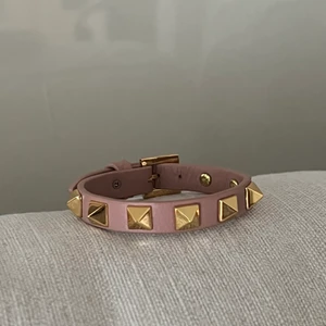 Valentino liknande armband rosa - Jättefint armband med nitar som liknar det från valentino! 
