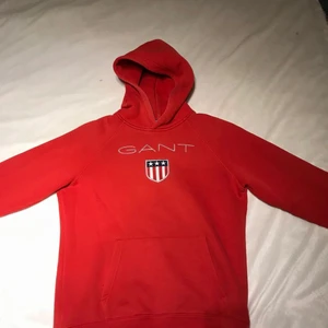 Röd gant hoodie  - Har en röd gant hoodie som jag knappt har använt men den börjar blir för liten hör av er vid frågor frakt bestämmer du och paket pris vid fler köp pratar vi om privat ❤️