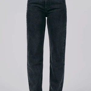 Snygga jeans - Slutsålda jeans från A dsgn. Kan ej visa bild på då dem är för små. Kan skicka bild på dem om ni skulle vilja se kvalite. Säljer då dem ät för små för mig nu. Annars är dem jätte långa och formar benen snyggt🥰💘