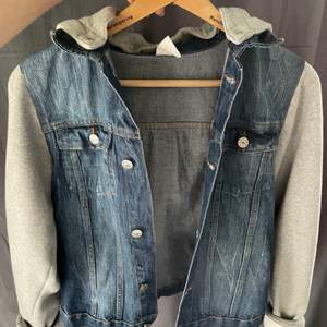 Jeans/hoodie jacka som är väldigt sparsamt använd passar både S och M, jag har strl S Passar även killar! 