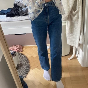 Trendiga jeans från weekday - Beställde en förliten storlek, därför knappt använda. Köpte i januari detta året. Väldigt sköna i modellen rowe. Frakt tillkommer 💓